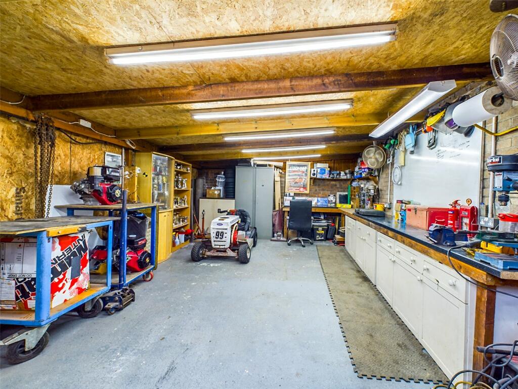 Garage/Workshop