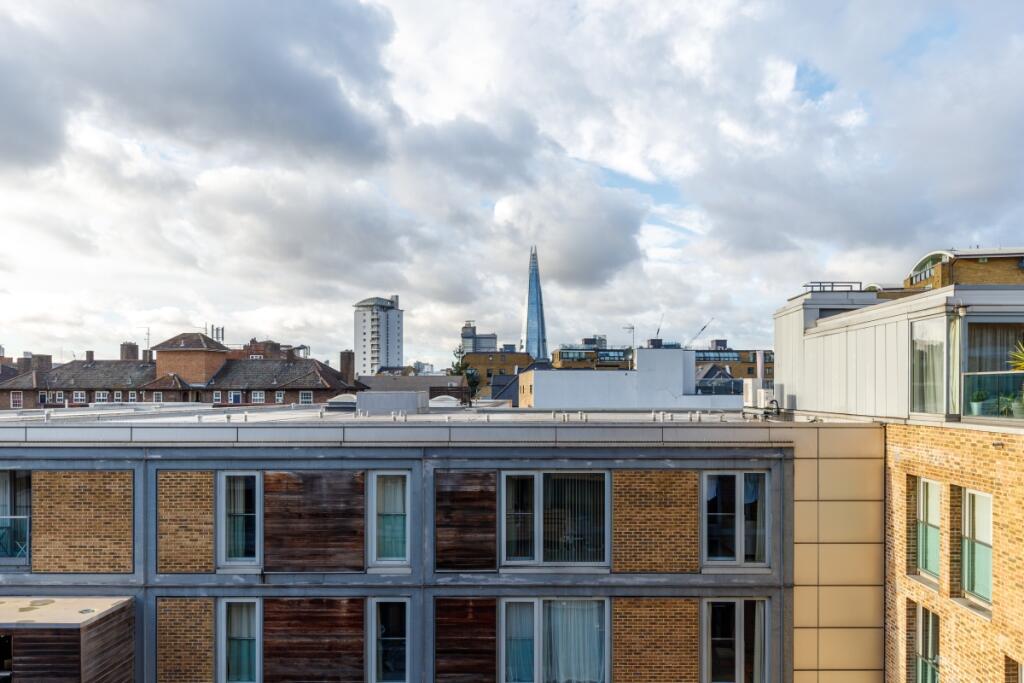 Axis Court F25 (1...