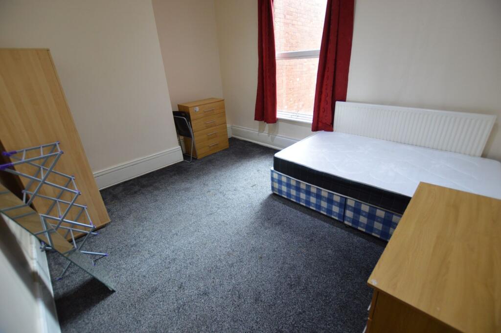 A simple, well-maintained single bedroom featur...