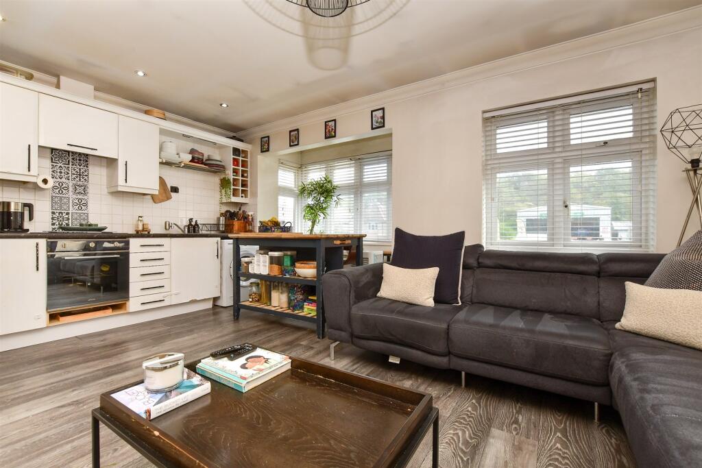 Kitchen / Lounge