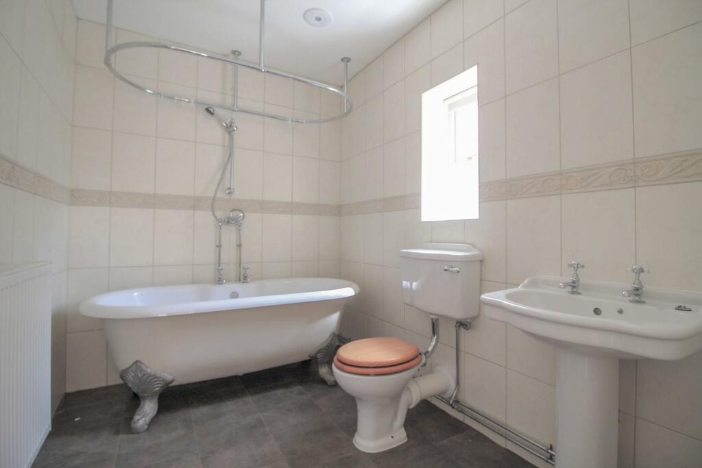 4 Karrelbrook House [Bathroom] v1.JPG