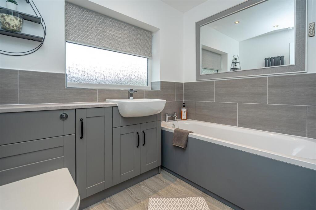 9 Sutherland Drive - Bathroom.jpg