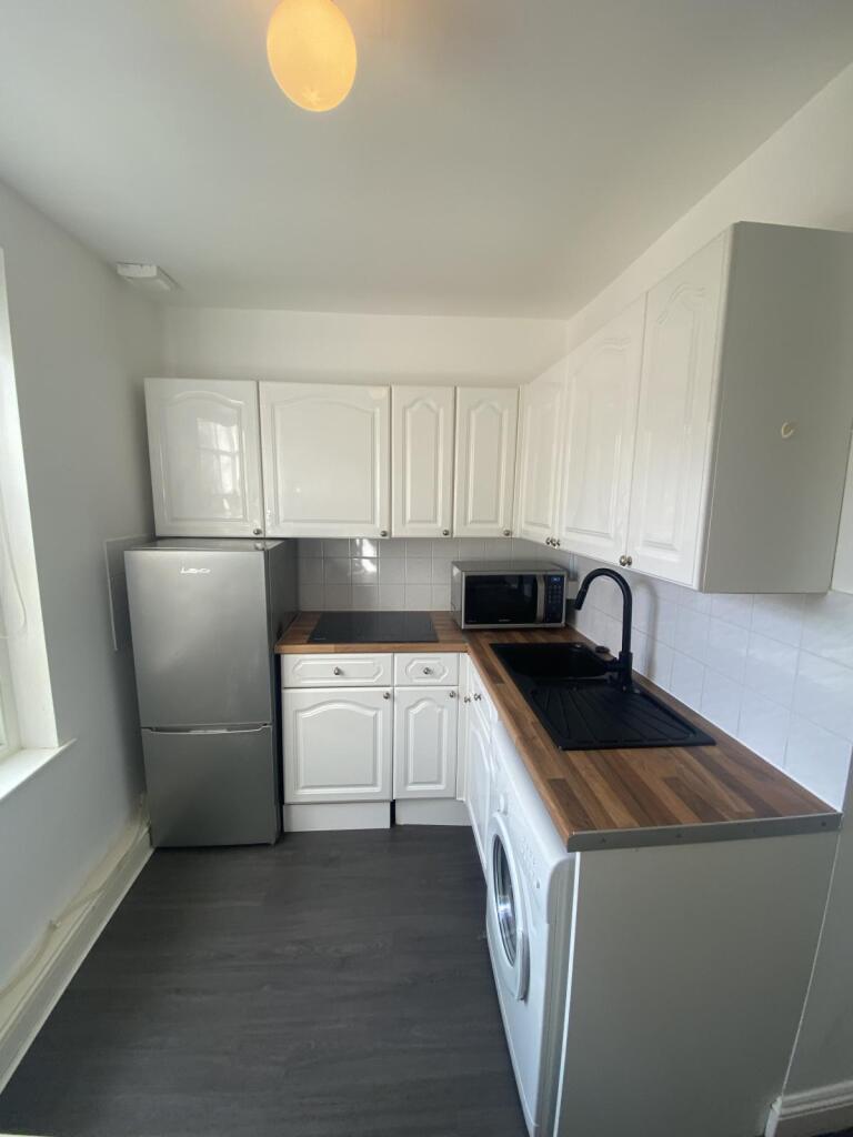 One bedroom flat close to transport links &amp; shopp