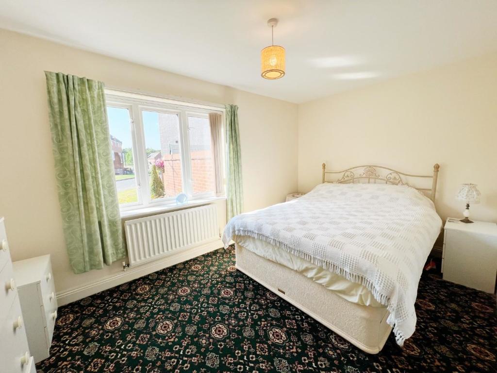 Bedroom 1 pic 1.jpg