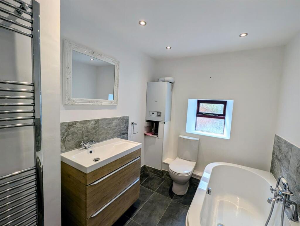 bathroom 1.jpg