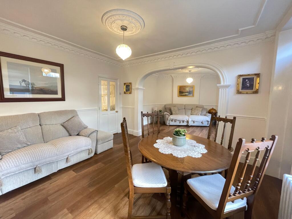 OPEN PLAN LIVING/ DINING ROOM