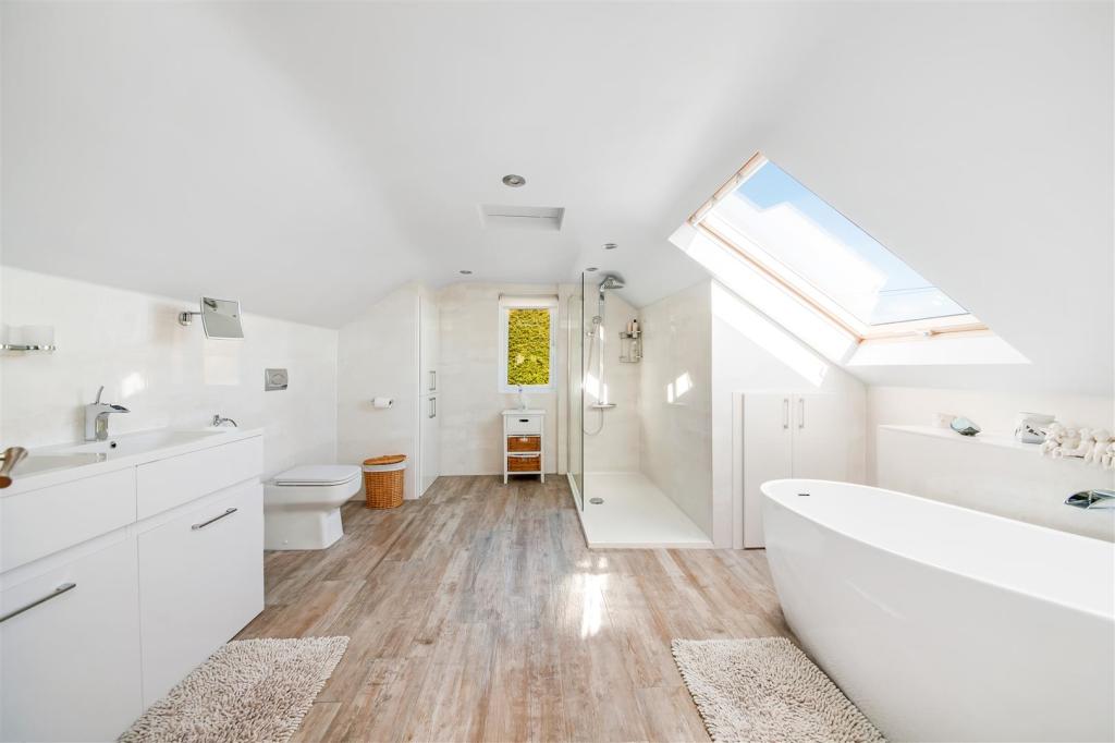 EN-SUITE BATHROOM TO BEDROOM ONE