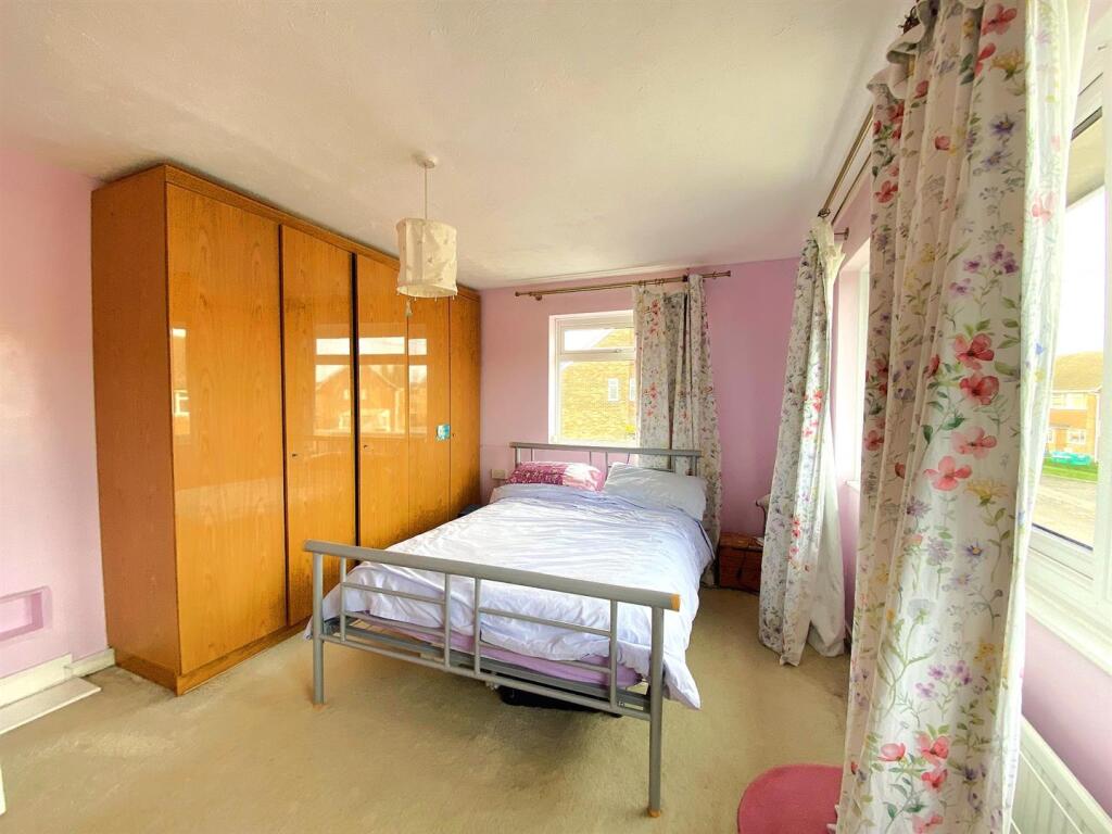 60 Gwyneth Grove - Bed2.jpg