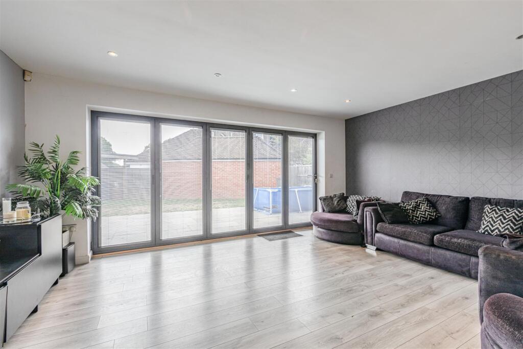 1 Park Close Byfleet KT14 7FH - 17.jpg