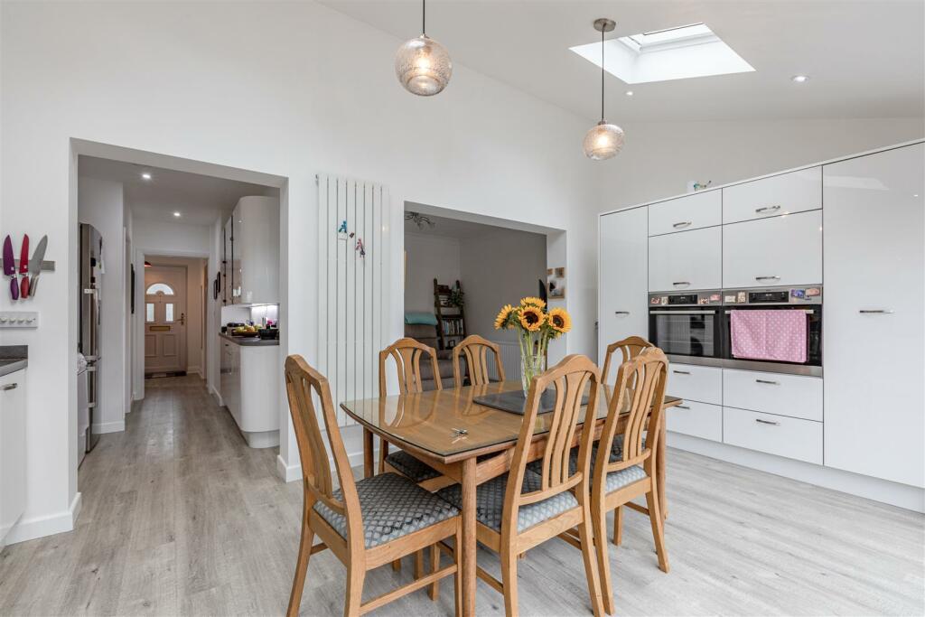26 Holly Avenue, new haw, kt15 3ub - 6.jpg