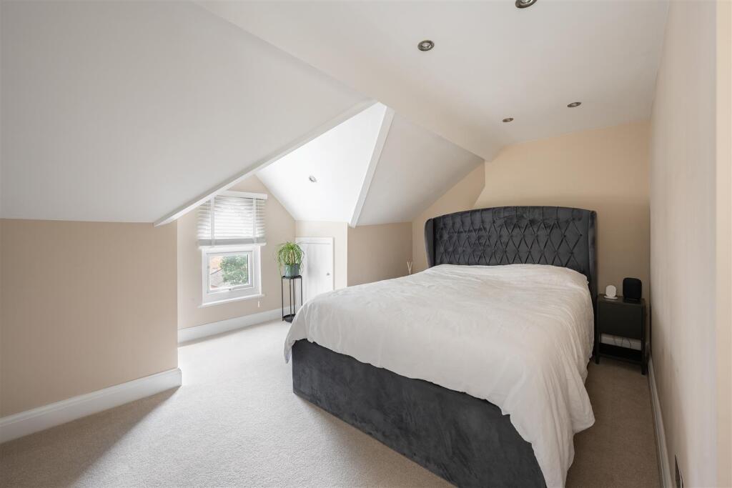 Chelmsford Road, E18