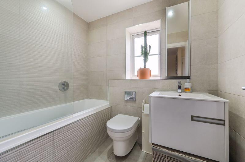 Family Bathroom with Porcelanosa Sani...