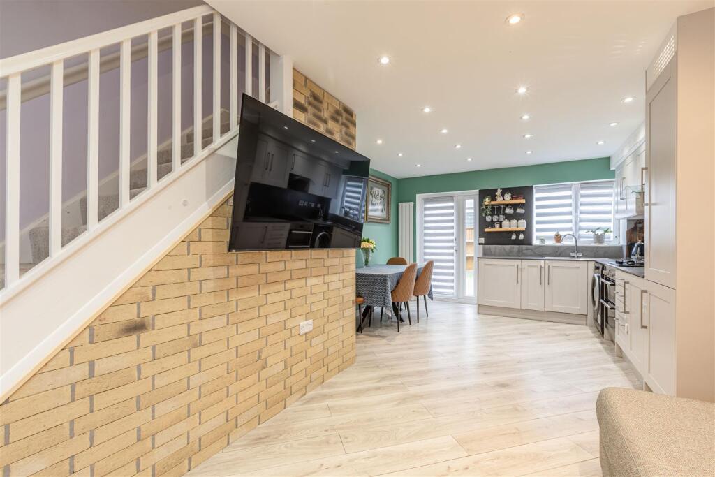 57 Monks Crescent, Addlestone, KT15 1UX - 9.jpg