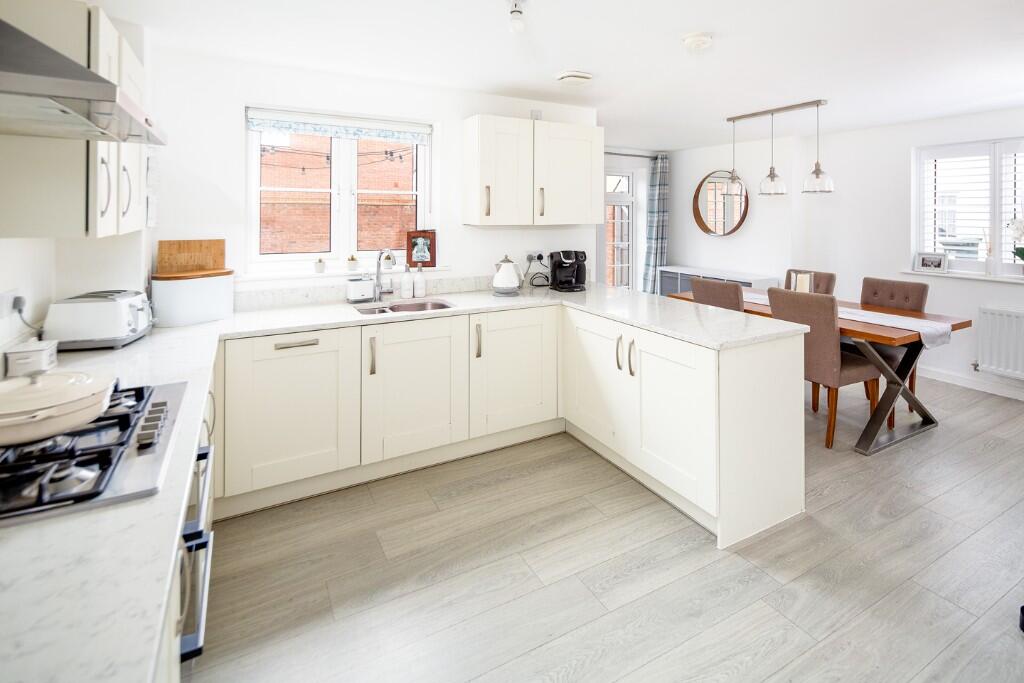 Kitchen/Family/Dine