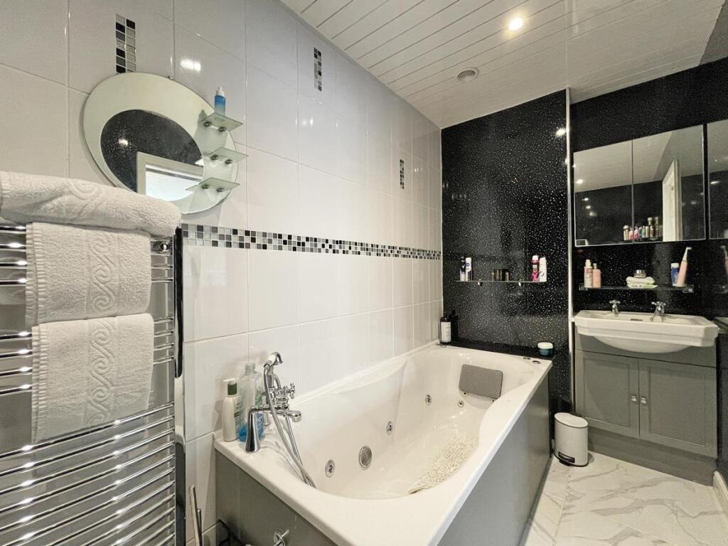 Mardon Close 15 - Ensuite b.jpg