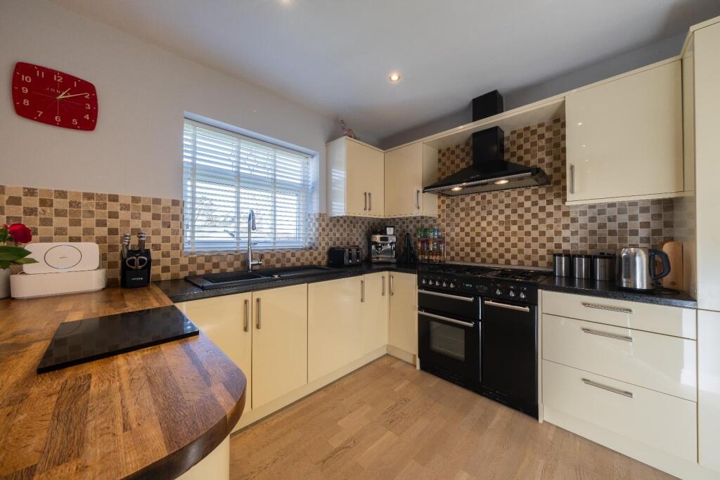 27 Hockenhull Crescent-015.jpg