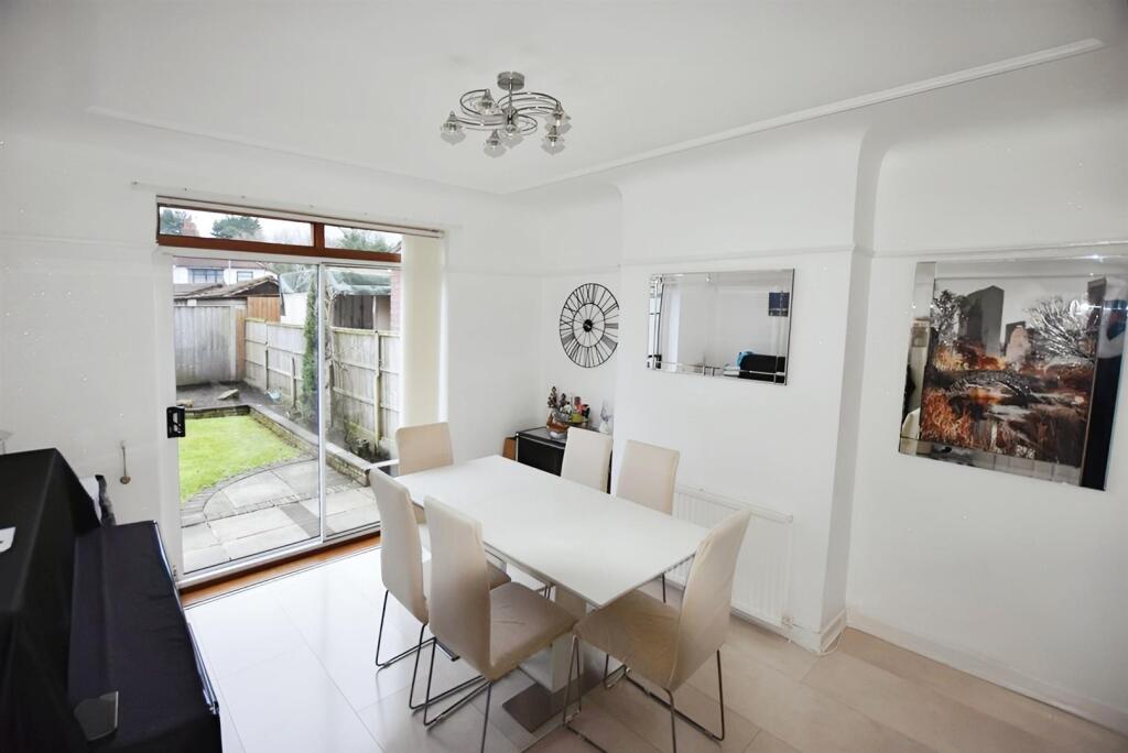 2a0b1068-379 20dining 20- 201K 20JPEG.jpg