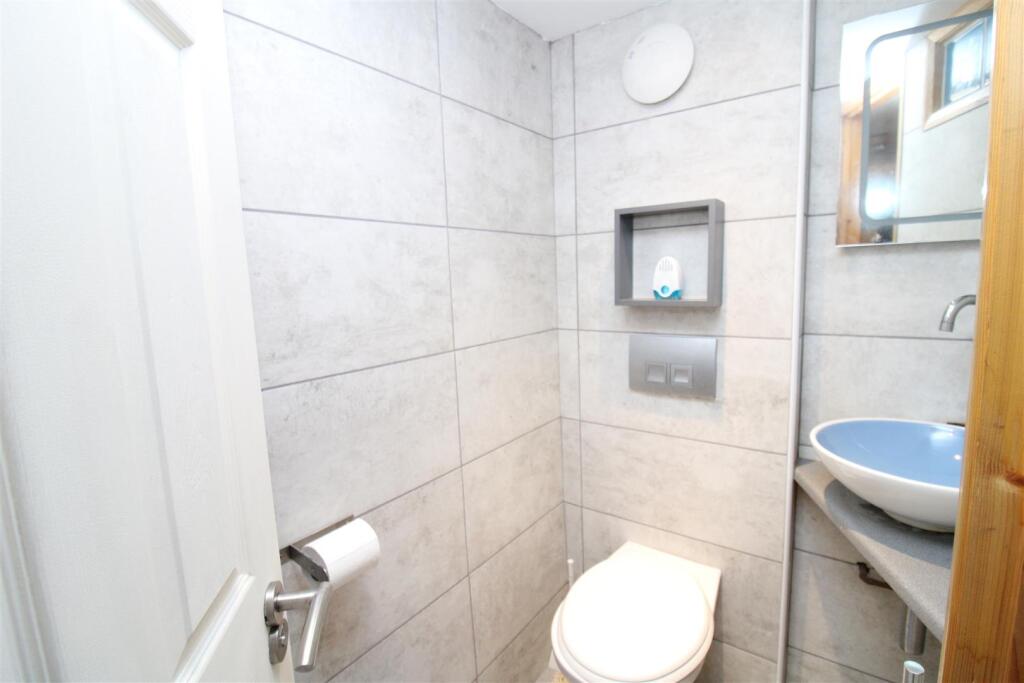Cloakroom/wc