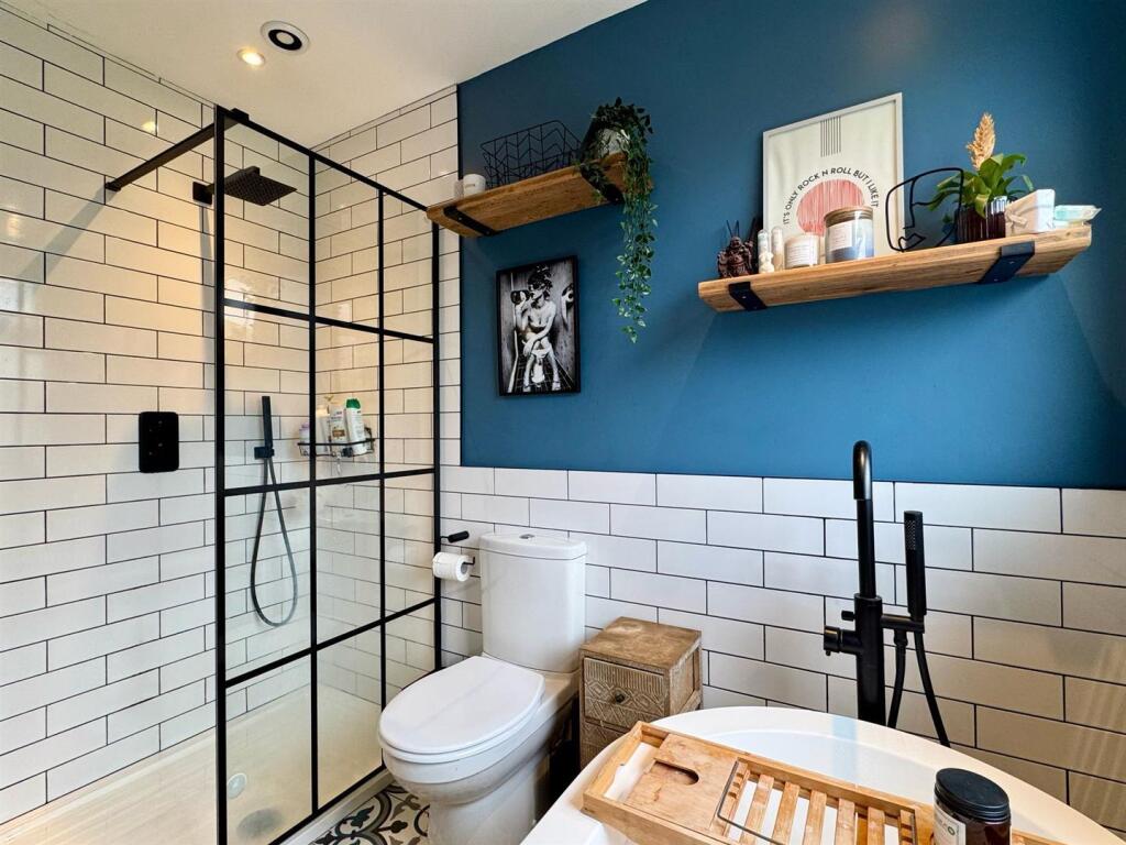 Family bathroom (2).jpg