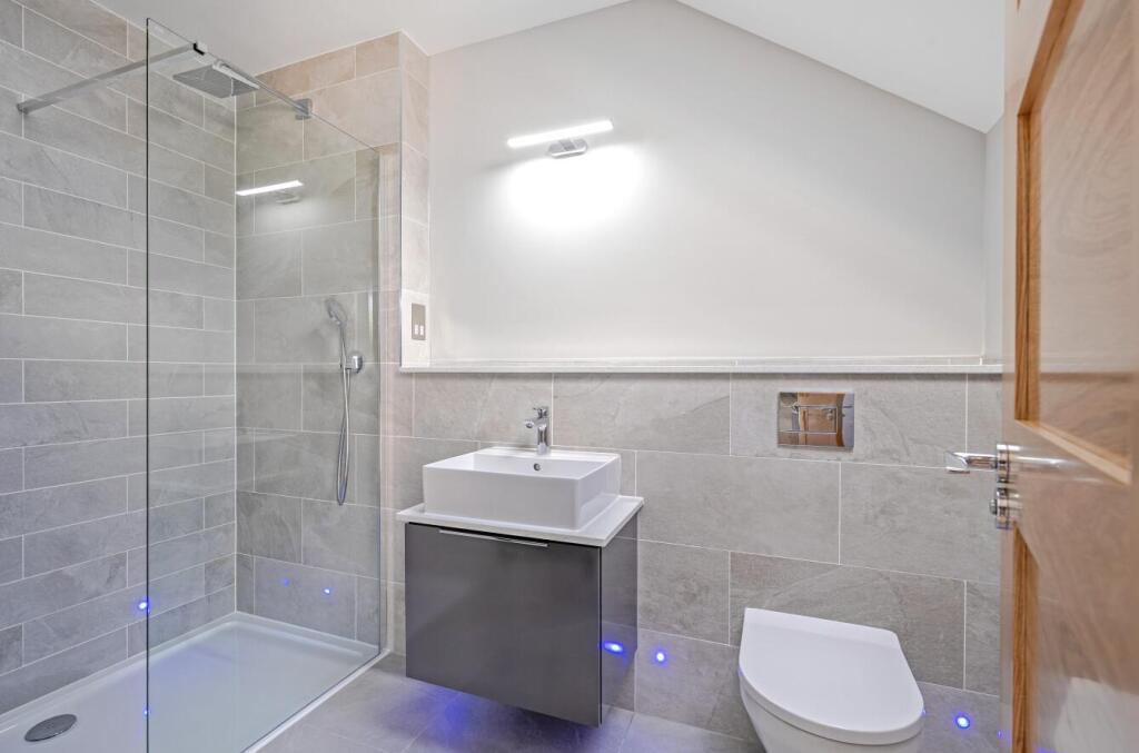 NES4 BATHROOM.jpg