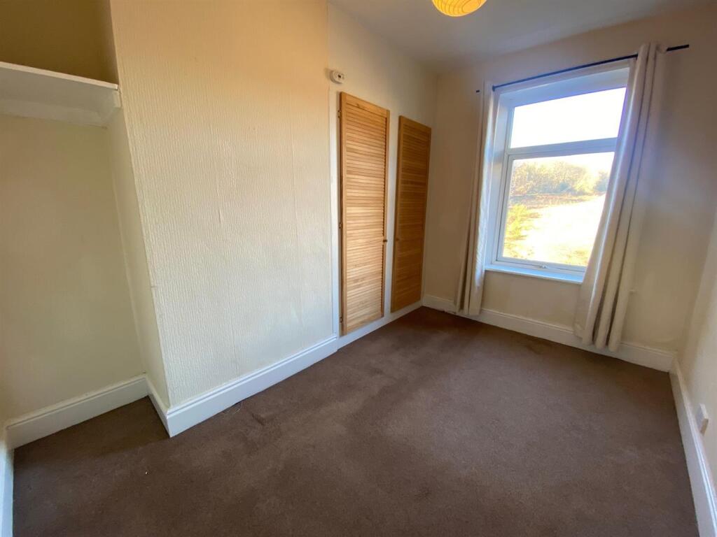 SMALL BEDROOM.jpg