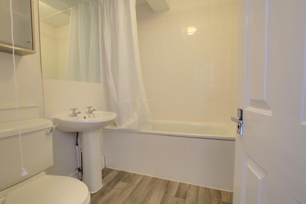 7.  Main Bathroom.jpg