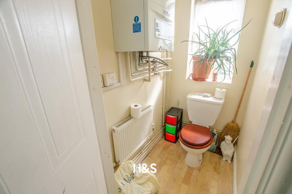 39 Esme Road - wc.jpg
