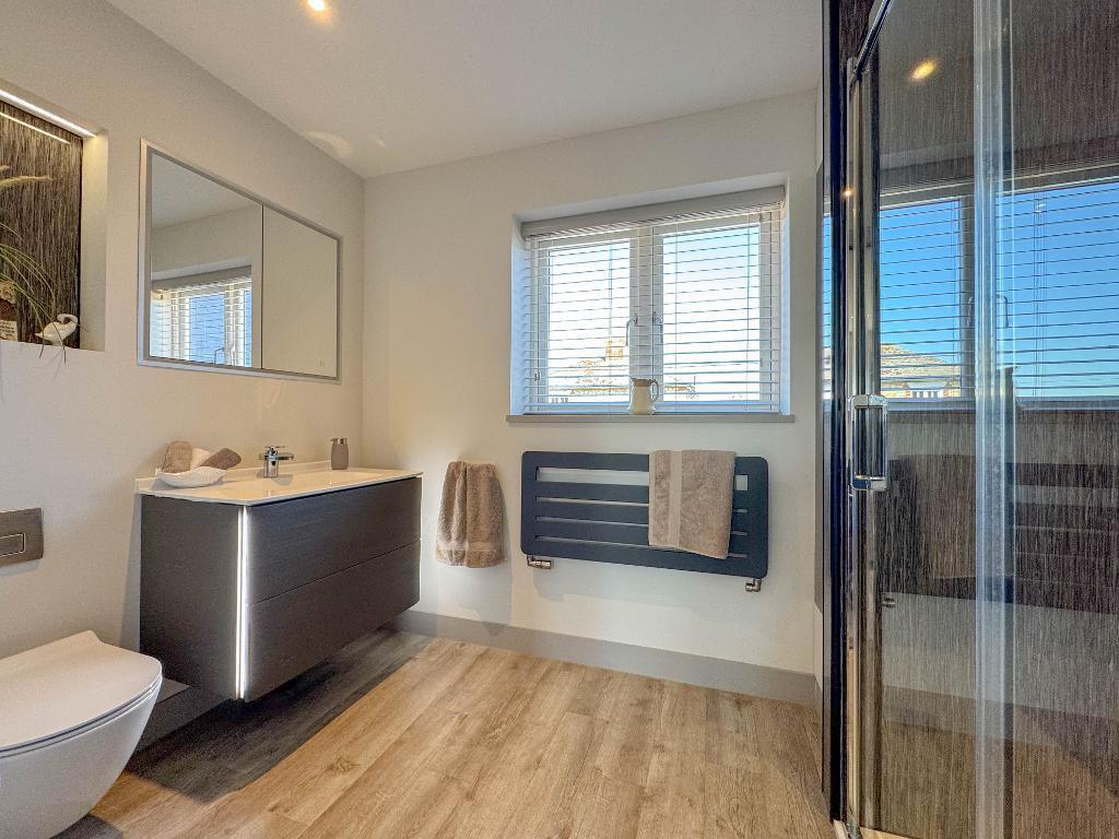 Master en-suite shower room