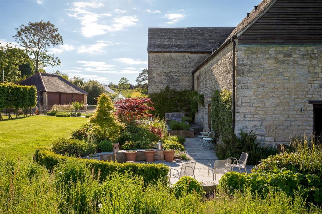 22 - Threshing Tythe Barn - GL10 3UR - Web.jpg