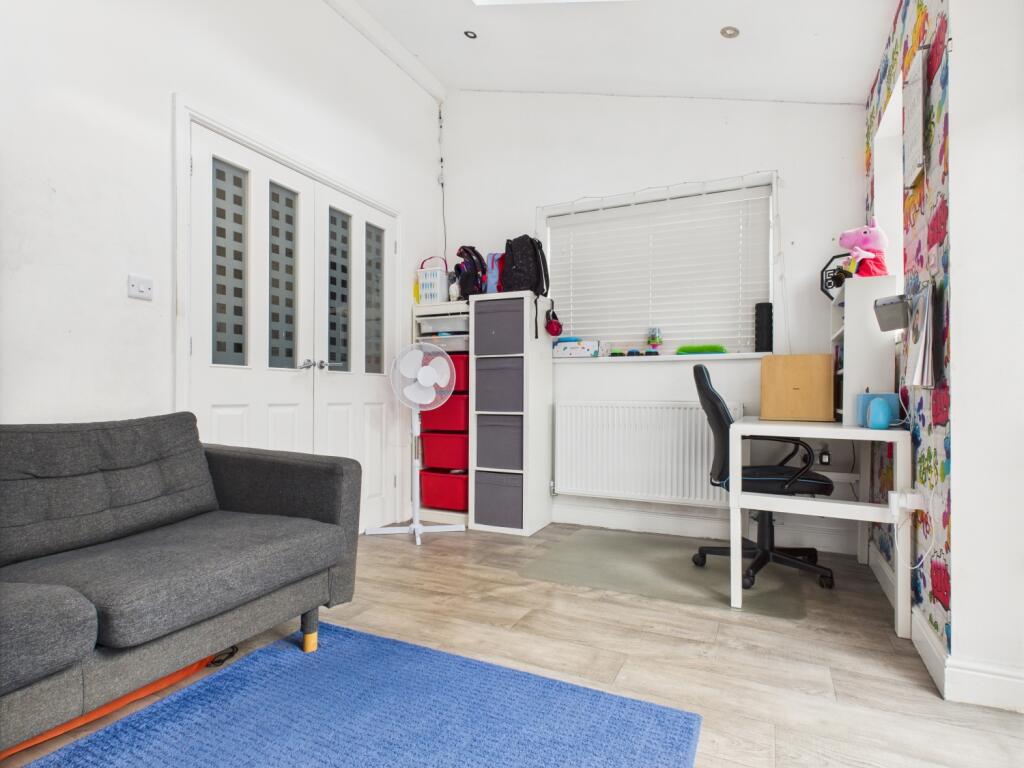 CAM03729G0-PR0099-STILL023