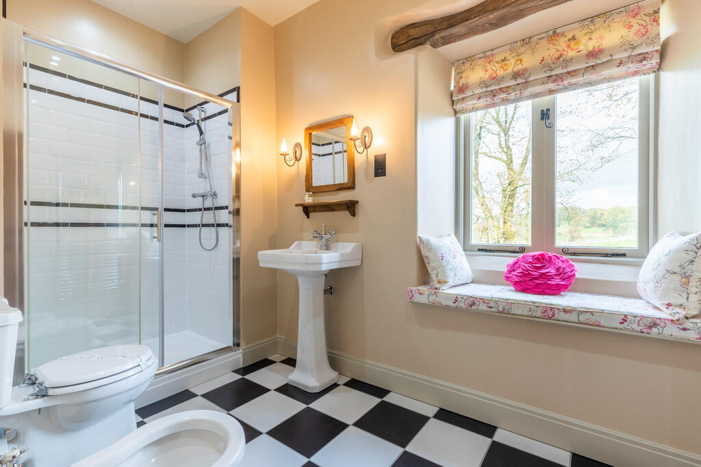 Ensuite to bedroo...