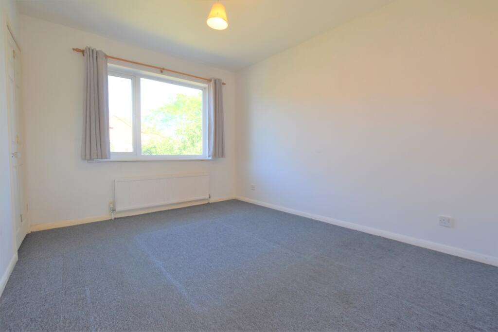 4 Maynard Close Main-Bedroom