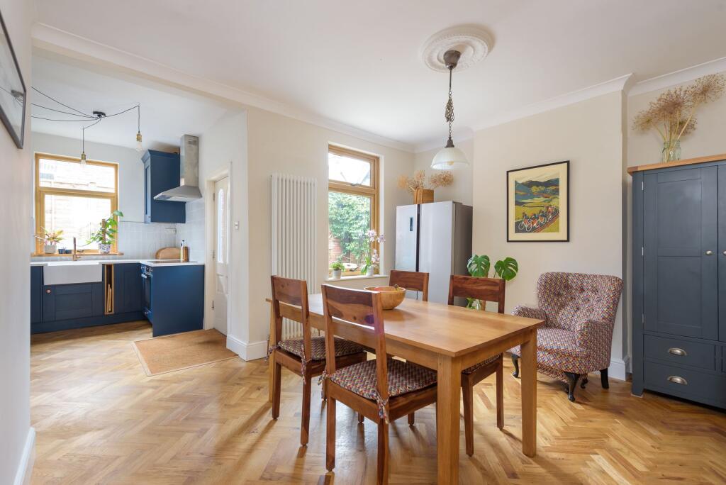 KITCHEN DINER AND LOUNGE