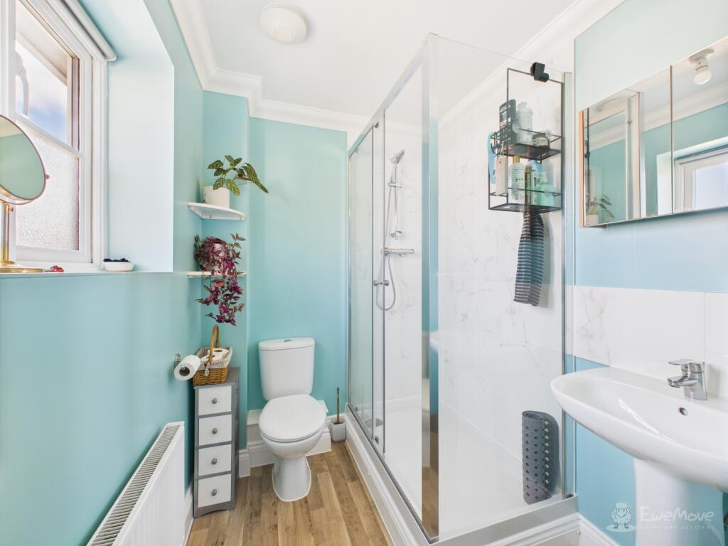 Ensuite- Mark Stephens EweMove Newmarket and Soham