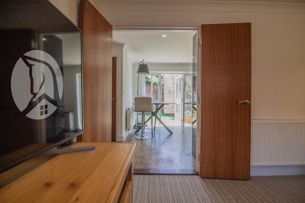 8 St. Edmundsbury Mews [Sitting Room] 02.jpg