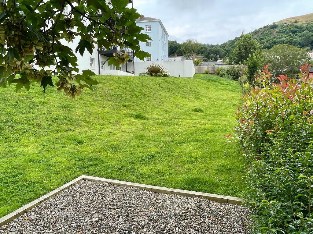 Communal garden with Malvern Hill views