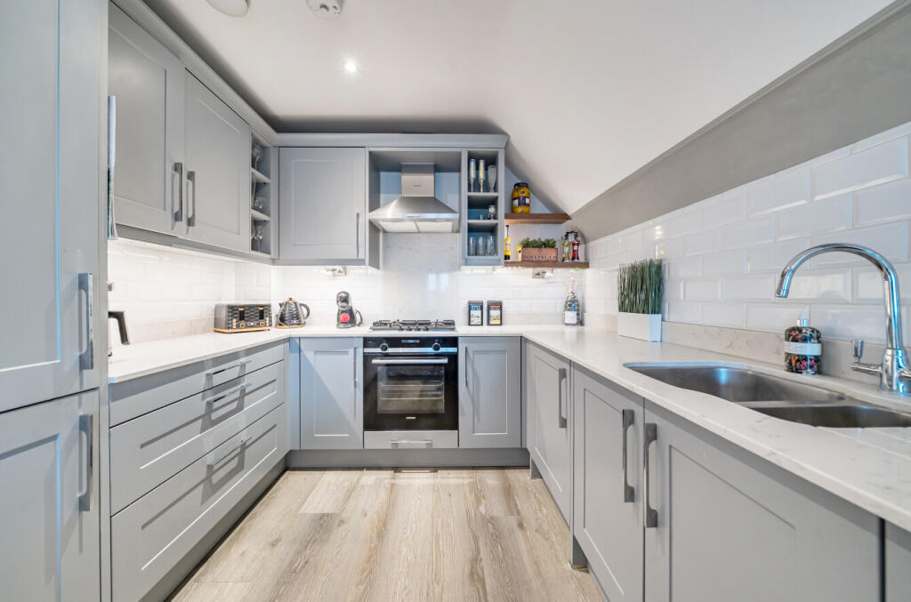 1373947-13-6909f3...