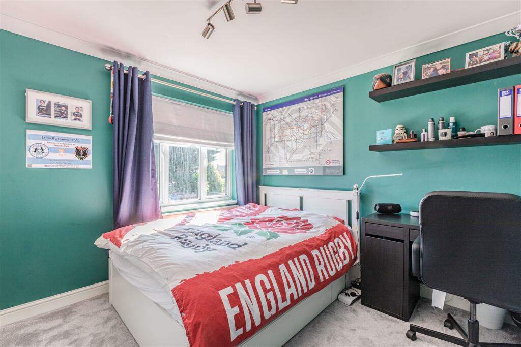 9 Spence Avenue, KT14 7TG - 14.jpg
