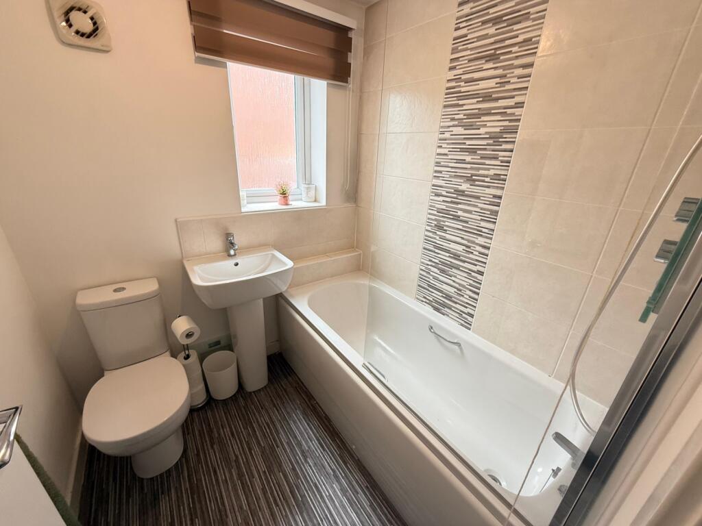 19 Friarwood Avenue Bathroom