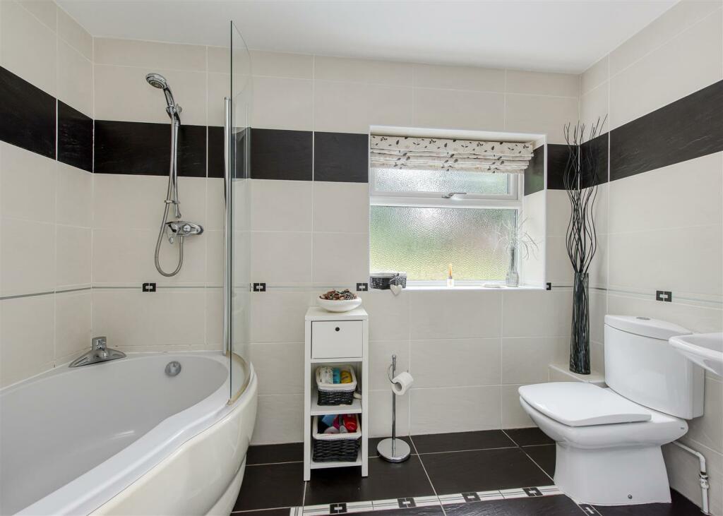 3 High Meadows-bathroom.jpg