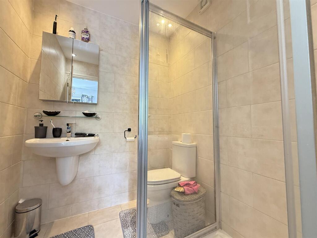Erlstoke Close 81 - En Suite 2.jpg