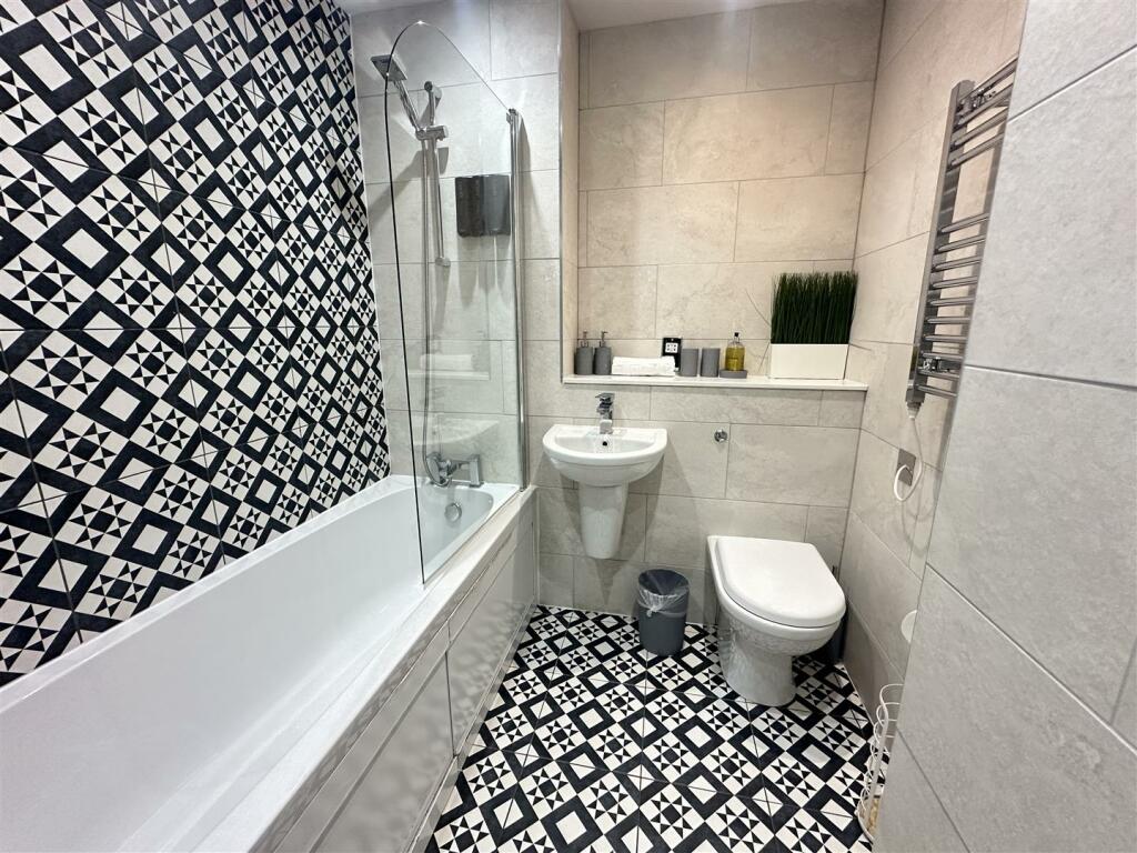 main bathroom.jpeg
