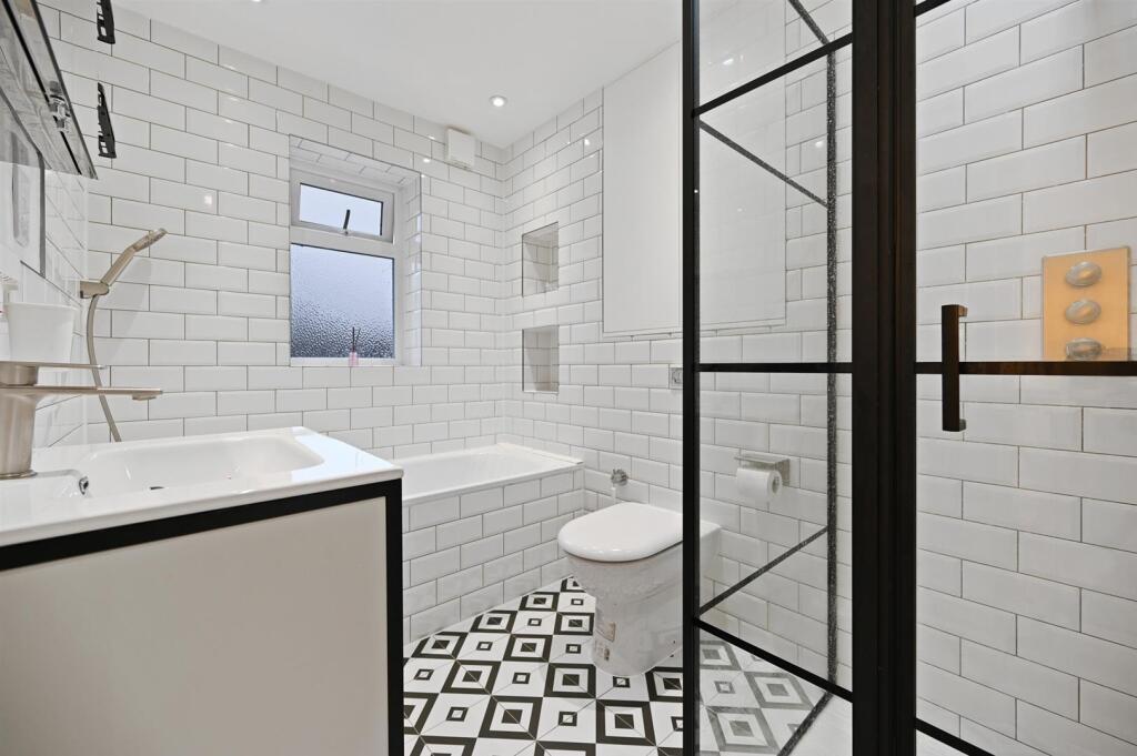 BCWH - 88, Corbet Close - Bathroom (4).jpg