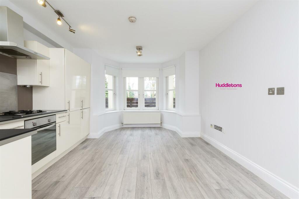 F2, 19 Crescent Road - 02.jpg