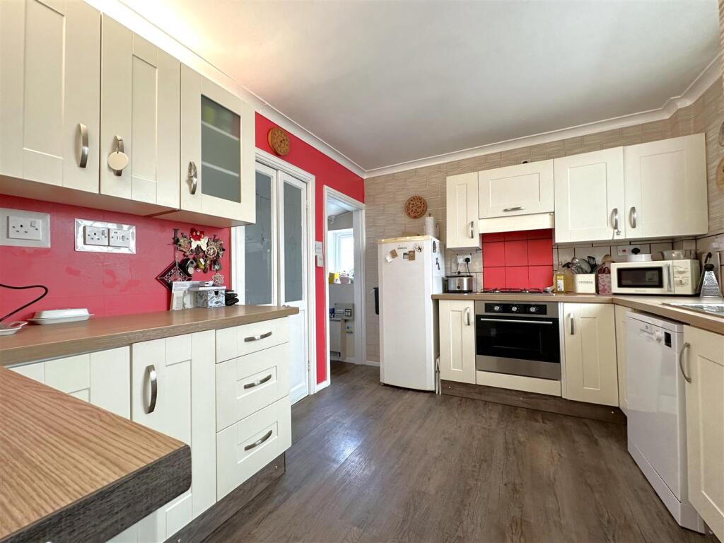 Well-Appointed Kitchen 076