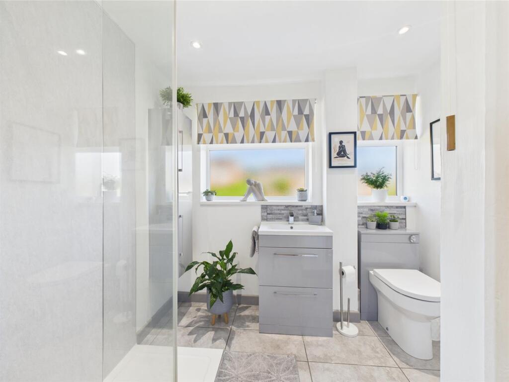 Well-Appointed Shower Room