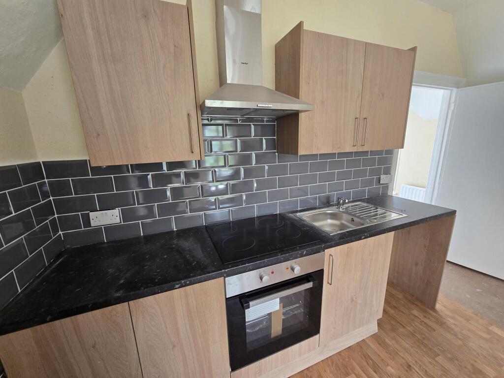 Newly Refurbished 1 Bed Top Floor Flat Abaible To