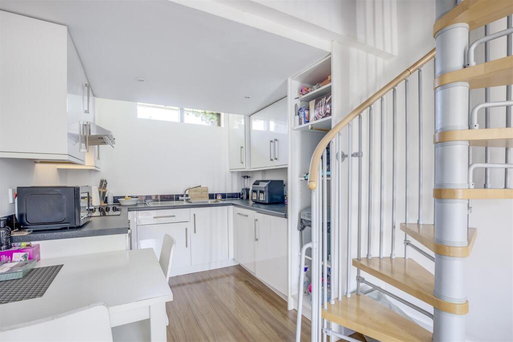 9A The Leys, Halton Village, HP22 5GH-4.jpg
