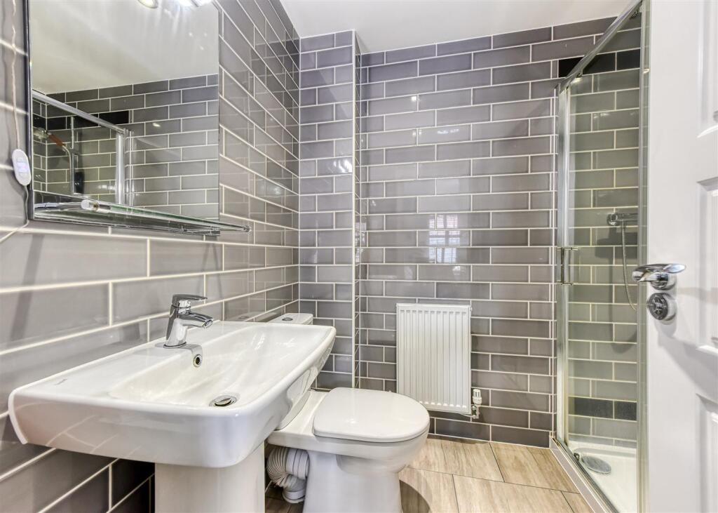 11 Thruxton Avenue-bed1 ensuite.jpg