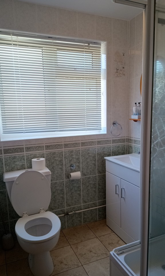 MAIN BATHROOM